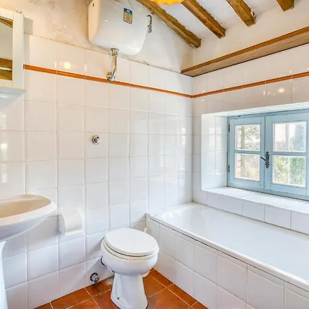 Casa vacanze Lovely In With Kitchen